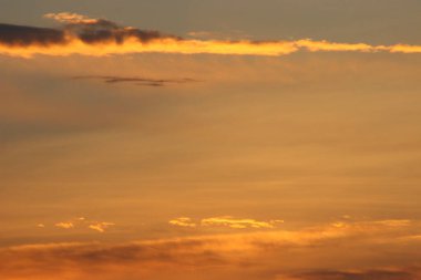 Turuncu günbatımı gökyüzü, günbatımı gökyüzü. Soyut doğa arkaplanı.