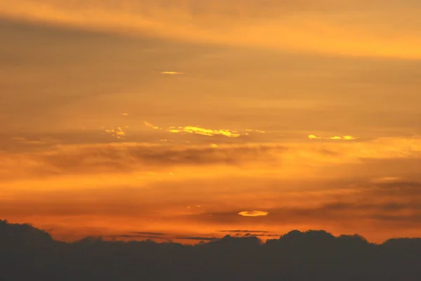 Céu Por Sol Alaranjado Com Sol Brilhante — Fotografia de Stock