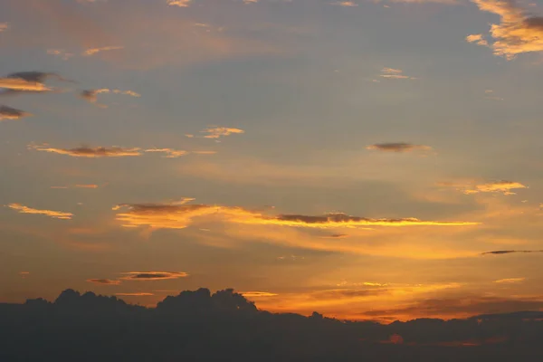 Céu Por Sol Alaranjado Com Sol Brilhante — Fotografia de Stock