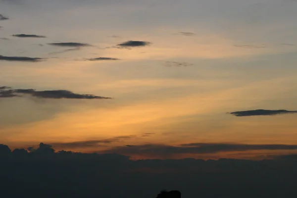 Krásná Obloha Západ Slunce Úžasnými Barevnými Mraky Proti Tmavě Modré — Stock fotografie