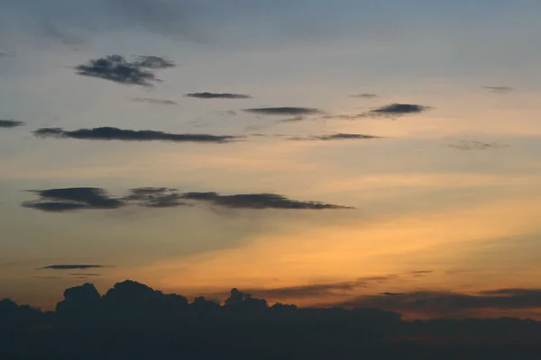 Céu Lindo Por Sol Com Incríveis Nuvens Coloridas Contra Azul — Fotografia de Stock