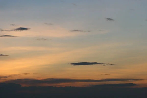 Céu Lindo Por Sol Com Incríveis Nuvens Coloridas Contra Azul — Fotografia de Stock