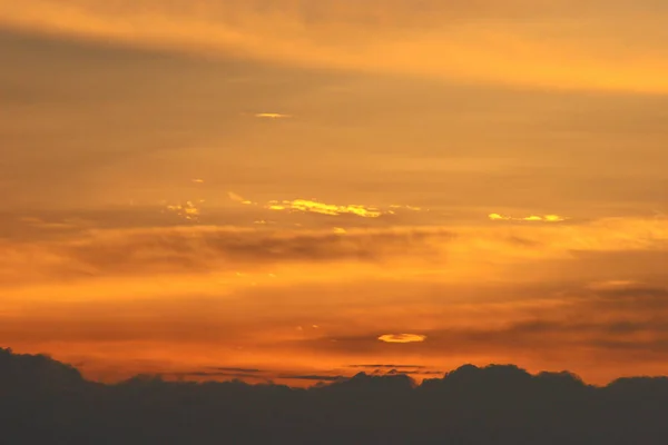 Τον Πορτοκαλί Ουρανό Ηλιοβασιλέματος Τον Λαμπερό Ήλιο — Φωτογραφία Αρχείου