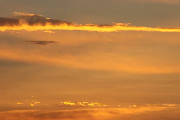 Der Orangefarbene Abendhimmel Mit Heller Sonne — Stockfoto