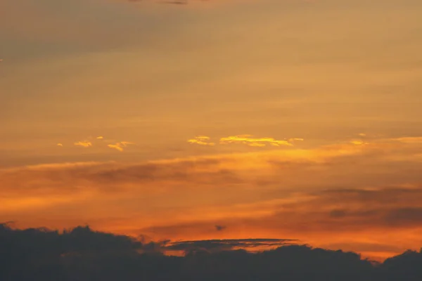 Τον Πορτοκαλί Ουρανό Ηλιοβασιλέματος Τον Ουρανό Ηλιοβασιλέματος Ιστορικό Αφηρημένης Φύσης — Φωτογραφία Αρχείου