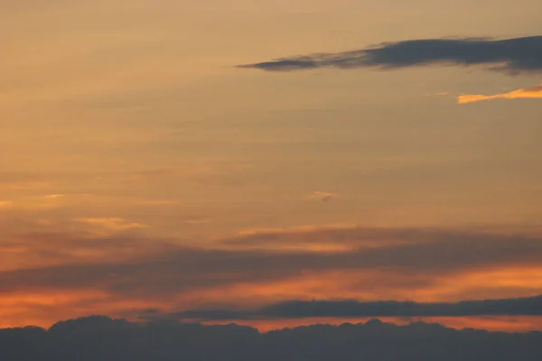 Τον Πορτοκαλί Ουρανό Ηλιοβασιλέματος Τον Ουρανό Ηλιοβασιλέματος Ιστορικό Αφηρημένης Φύσης — Φωτογραφία Αρχείου