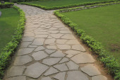 a kő blokk gyalogút a nyilvános parkban 