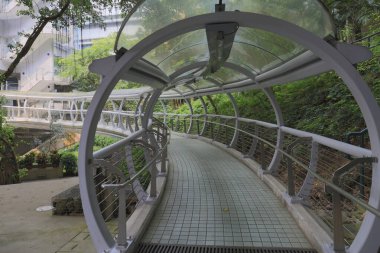 Öğleden sonra şehir merkezinde bir yaya üstgeçidi var.