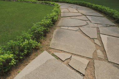 Halk parkındaki taş blok patikası. 