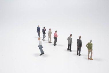 Sıraya dizilmiş bir iş adamı figürü.