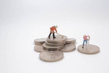 Para aklama etkinliği, işçi mini figürlü oyuncak temiz paralar