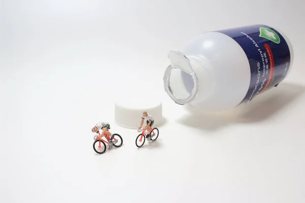 Uma Figura Divertida Andar Bicicleta Partir Garrafa — Fotografia de Stock