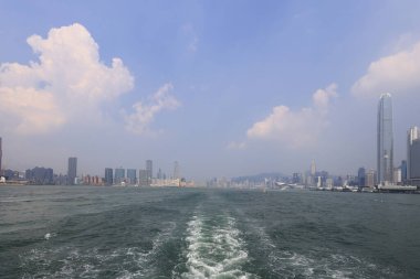 23 Temmuz 2021, Hong Kong Victoria Limanı alacakaranlıkta.