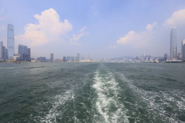 23 Temmuz 2021, Hong Kong Victoria Limanı alacakaranlıkta.