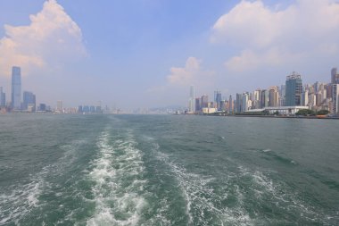 23 Temmuz 2021, Hong Kong Victoria Limanı alacakaranlıkta.