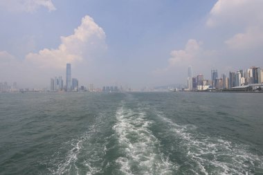 23 Temmuz 2021, Hong Kong Victoria Limanı alacakaranlıkta.