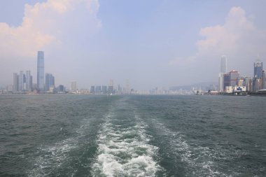 23 Temmuz 2021, Hong Kong Victoria Limanı alacakaranlıkta.