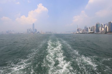 23 Temmuz 2021, Hong Kong Victoria Limanı alacakaranlıkta.