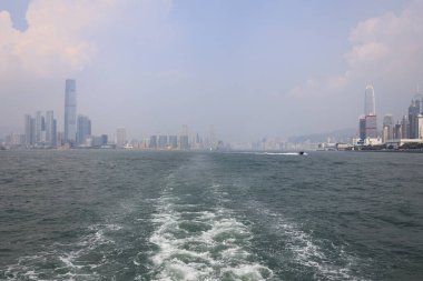 23 Temmuz 2021, Hong Kong Victoria Limanı alacakaranlıkta.