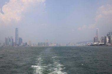 23 Temmuz 2021, Hong Kong Victoria Limanı alacakaranlıkta.