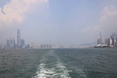 23 Temmuz 2021, Hong Kong Victoria Limanı alacakaranlıkta.