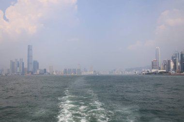 23 Temmuz 2021, Hong Kong Victoria Limanı alacakaranlıkta.