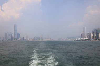 23 Temmuz 2021, Hong Kong Victoria Limanı alacakaranlıkta.