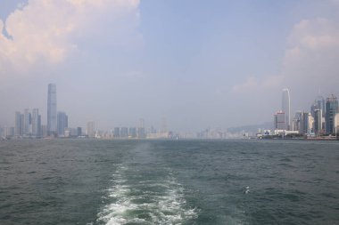 23 Temmuz 2021, Hong Kong Victoria Limanı alacakaranlıkta.