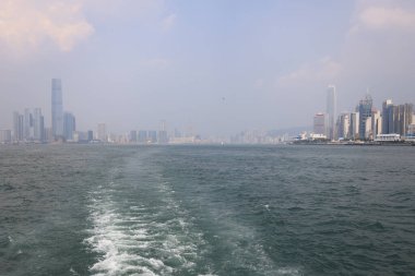 23 Temmuz 2021, Hong Kong Victoria Limanı alacakaranlıkta.