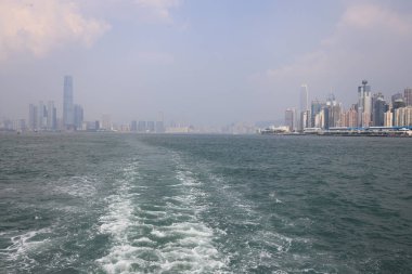 23 Temmuz 2021, Hong Kong Victoria Limanı alacakaranlıkta.