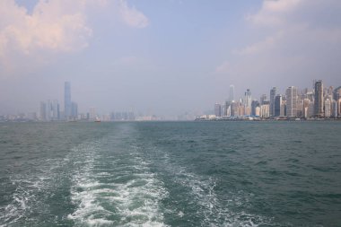 23 Temmuz 2021, Hong Kong Victoria Limanı alacakaranlıkta.