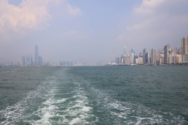 23 Temmuz 2021, Hong Kong Victoria Limanı alacakaranlıkta.