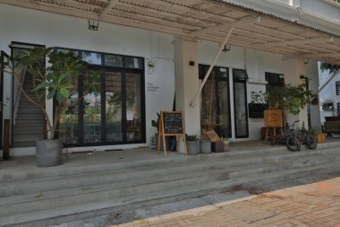 23 Temmuz 2021 'de Mui Wo mağazasının kapısı ve vitrininde.