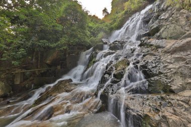 23 Temmuz 2021 Lantau 'daki Silvermine Şelaleleri' nin ana şelalesinde su akıntısı