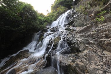 23 Temmuz 2021 Lantau 'daki Silvermine Şelaleleri' nin ana şelalesinde su akıntısı