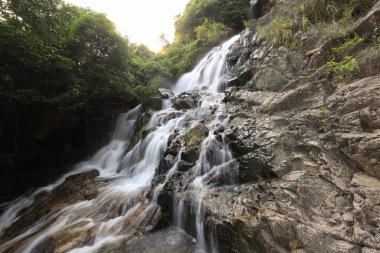 23 Temmuz 2021 Lantau 'daki Silvermine Şelaleleri' nin ana şelalesinde su akıntısı