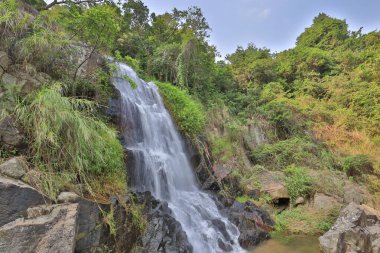 23 Temmuz 2021 Lantau 'daki Silvermine Şelaleleri' nin ana şelalesinde su akıntısı