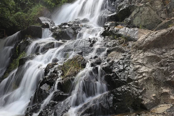 Julho 2021 Fluxo Água Queda Principal Das Cachoeiras Silvermine Lantau — Fotografia de Stock