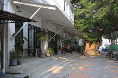 23 Temmuz 2021 'de Mui Wo mağazasının kapısı ve vitrininde.