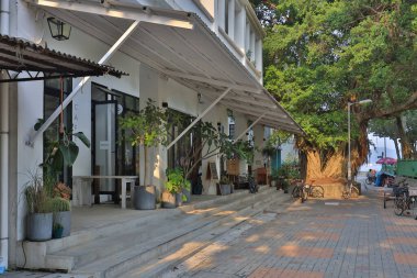 23 Temmuz 2021 'de Mui Wo mağazasının kapısı ve vitrininde.