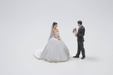 Gelin ve damat figürünün beyaz arka plandaki ölçeği