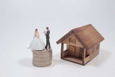 Evde bozuk paralarla gelin ve damat.