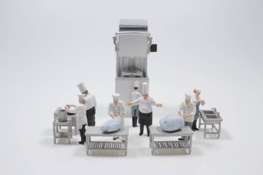 Şef, onun yardımıyla büyük bir lokanta mutfağında çalışıyor.