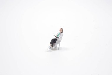 Beyaz arka plandaki cerrahın mini filmi.