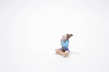 Minik kadın gülümseyen ve kediyle oynayan.