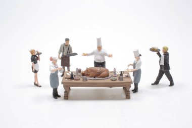 Şef tabağını bitiriyor ve neredeyse masada servis yapmaya hazır.