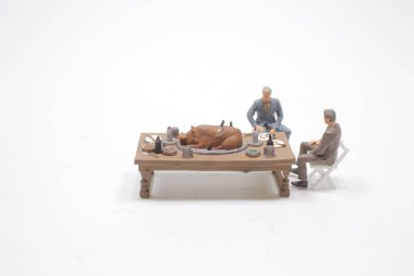 Küçük neşeli iş adamları öğle yemeğinde eğleniyor..