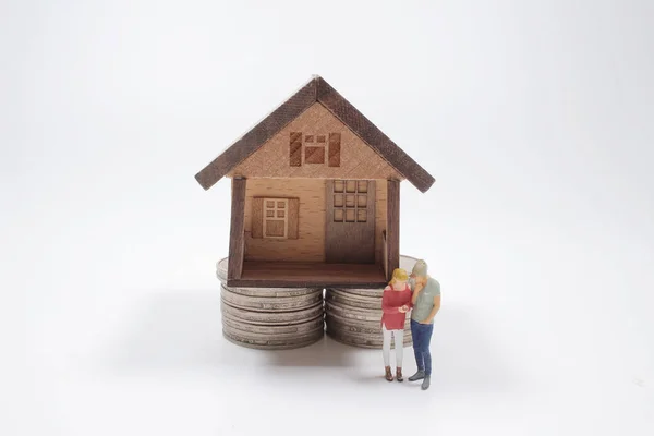 Mini Figuras Casal Economizando Dinheiro Para Casa Imóveis — Fotografia de Stock