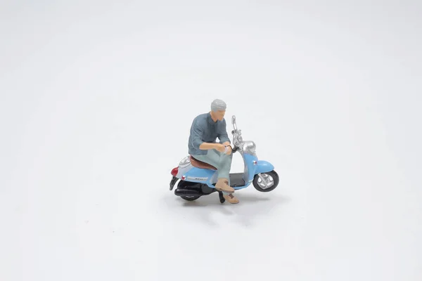 Мини Человек Сядет Кастом Мотоцикле — стоковое фото