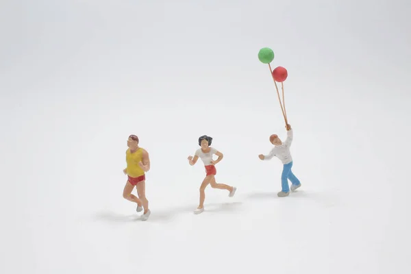 Mini Gente Feliz Familia Corriendo Jugando Con Globo — Foto de Stock